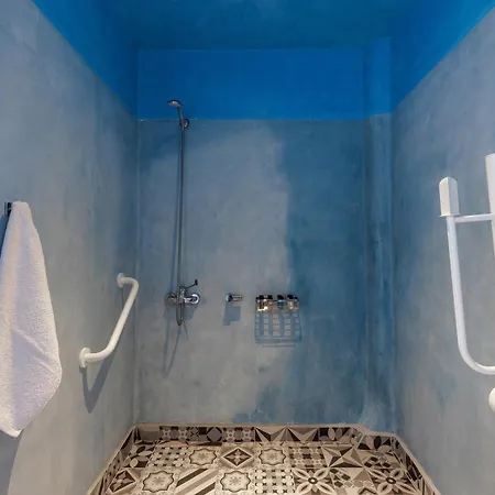 - Sleeps 5 - Private Heated Pool-parking *