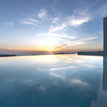 - Sleeps 5 - Private Heated Pool-parking